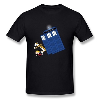 เสื้อยืดแขนสั้นลําลอง พิมพ์ลาย Calvin And Hobbes Doctor With Who Series คุณภาพสูง พลัสไซซ์ เหมาะกับการเล่นฟิตเนส