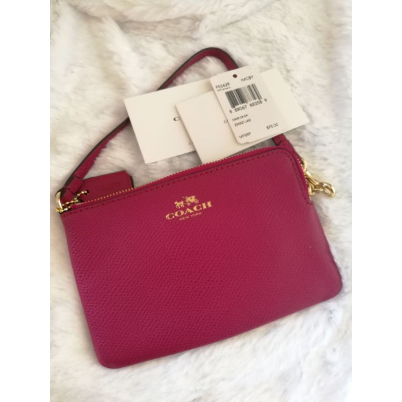 กระเป๋าตังค์​ Coach​  แบบมีสายคล้องมือ​ สี​ Cranberry