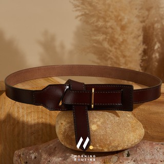 Morning Routine Twist &amp; Line Maroon Belt เข็มขัดหนังแฟชั่น ปรับขนาดได้ สำหรับผู้หญิง