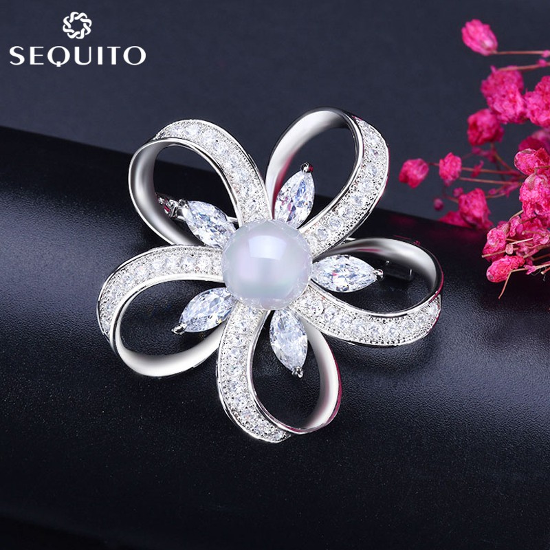 คุณภาพที่เหนือกว่า Silver Plated Pearl เข็มกลัด CZ เพชรคริสตัลดอกไม้ใหญ่เข็มกลัด Pin สําหรับผู้หญิงเสื้อหรือชุดเครื่องประดับSequitoP001