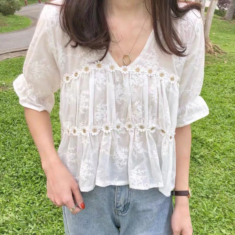 มีปลายทาง‼️พร้อมส่ง FBB2501 ฉลุลูกไม้เดซี่ สินค้านำเข้า เสื้อคอวีแต่งลูกไม้เดซี่ ผ้าฉลุคอตตอนเนื้อดี