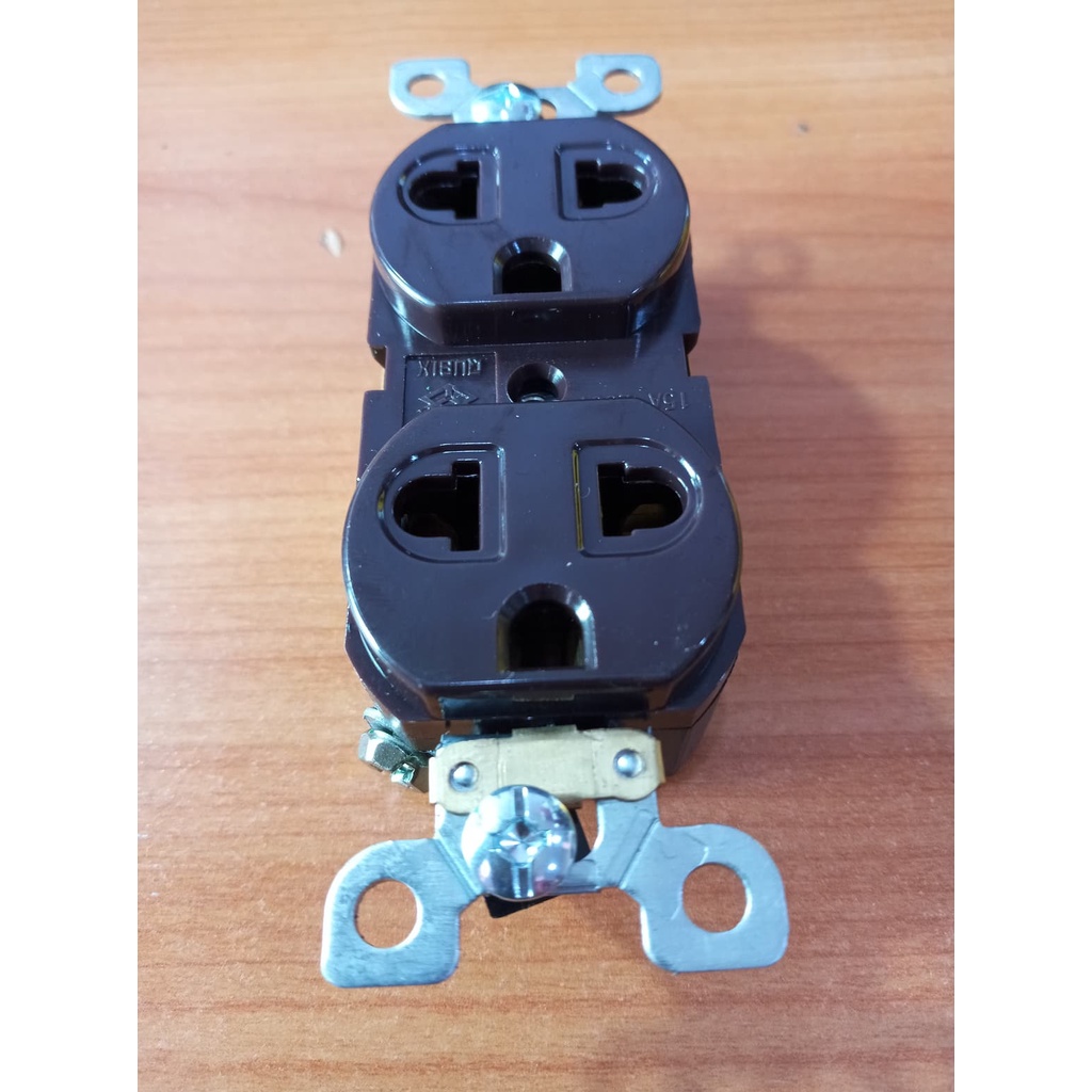 ปลั๊กผนัง  R270U  และ  หน้ากากเต้ารับ