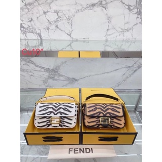 กระเป๋า​สะพาย​ข้าง Fendi