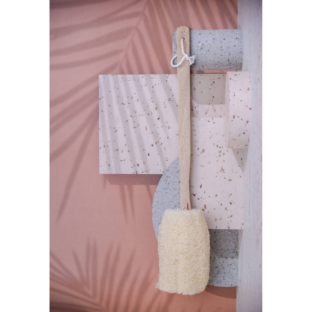 ใยบวบแบบมีด้ามไม้ ความยาว43เซน ใยบวบเส้นผ่าศูนย์กลางประมา7.5เซน สูงประมาณ13เซน ใช้ขัดผิวบริเวณแผ่นหลังได้สะดวก เรือนไม้ห