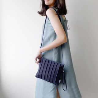 Navy Slingbag (กระเป๋าสะพายสีกรมท่า)