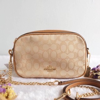 Coach Isra chain crossbody ลาย C สวยม๊ากก มีสีครีมกับสีน้ำตาล