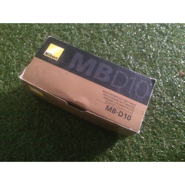 Mb-d10 for Nikon D700/D300 สินค้ามือสองมีตำหนินิดหน่อยใช้งานได้ปรกติ ใช้งานเองครับ
