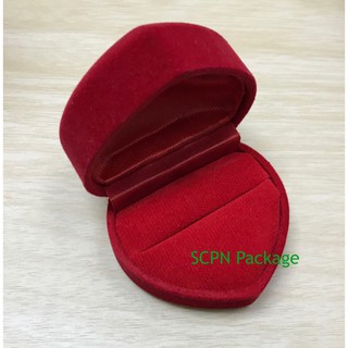 กล่องกำมะหยี่ ใส่แหวนรูปหัวใจสีแดง (4.7ซม.x4.4ซม.x3.5 ซม.)