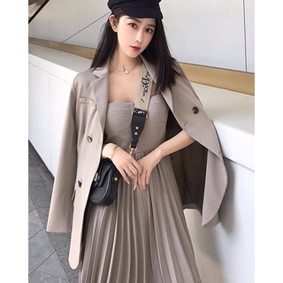 ชุดเดรสเข้ารูปเรียบง่าย แต่สวยหรูดูแพง พร้อมกับเบลเซอร์คัทติ้งเนียบ