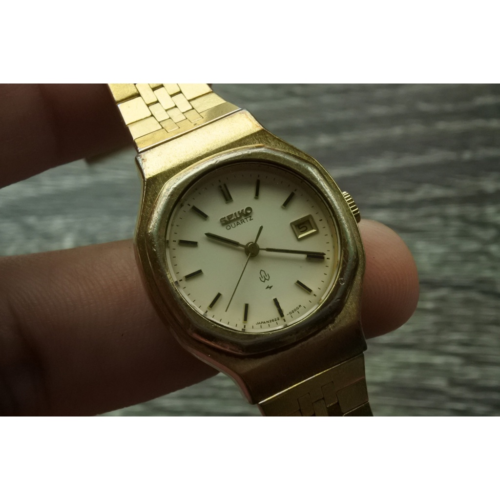 นาฬิกา Vintage มือสองญี่ปุ่น SEIKO 2622 0060 ระบบ Quartz ผู้หญิง ทรงสี่เหลี่ยม กรอบทอง หน้าทอง หน้าปัด 26mm