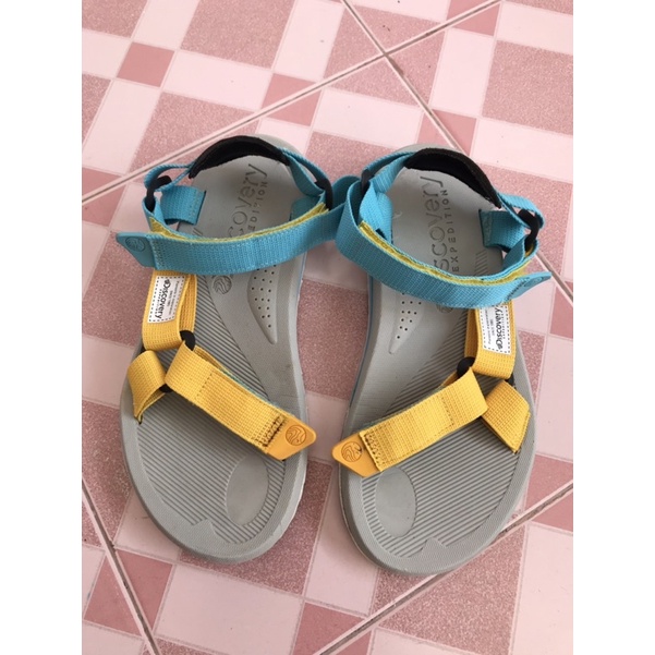 Discovery รองเท้ารัดส้น รองเท้าสปอร์ต Size 37.5 มือสอง