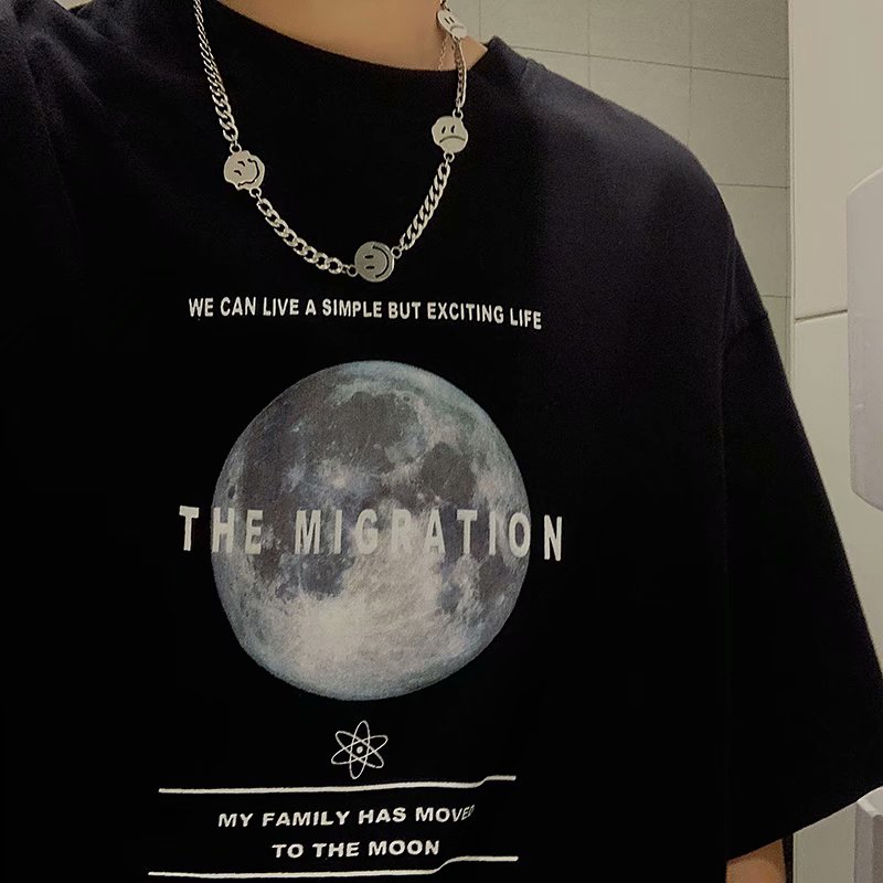 เสื้อยืดแขนสั้น พิมพ์ลายดวงจันทร์ ทรงหลวม สไตล์เกาหลี แฟชั่นฤดูร้อน สำหรับผู้ชาย【 4 สี ขนาด M-5XL 】