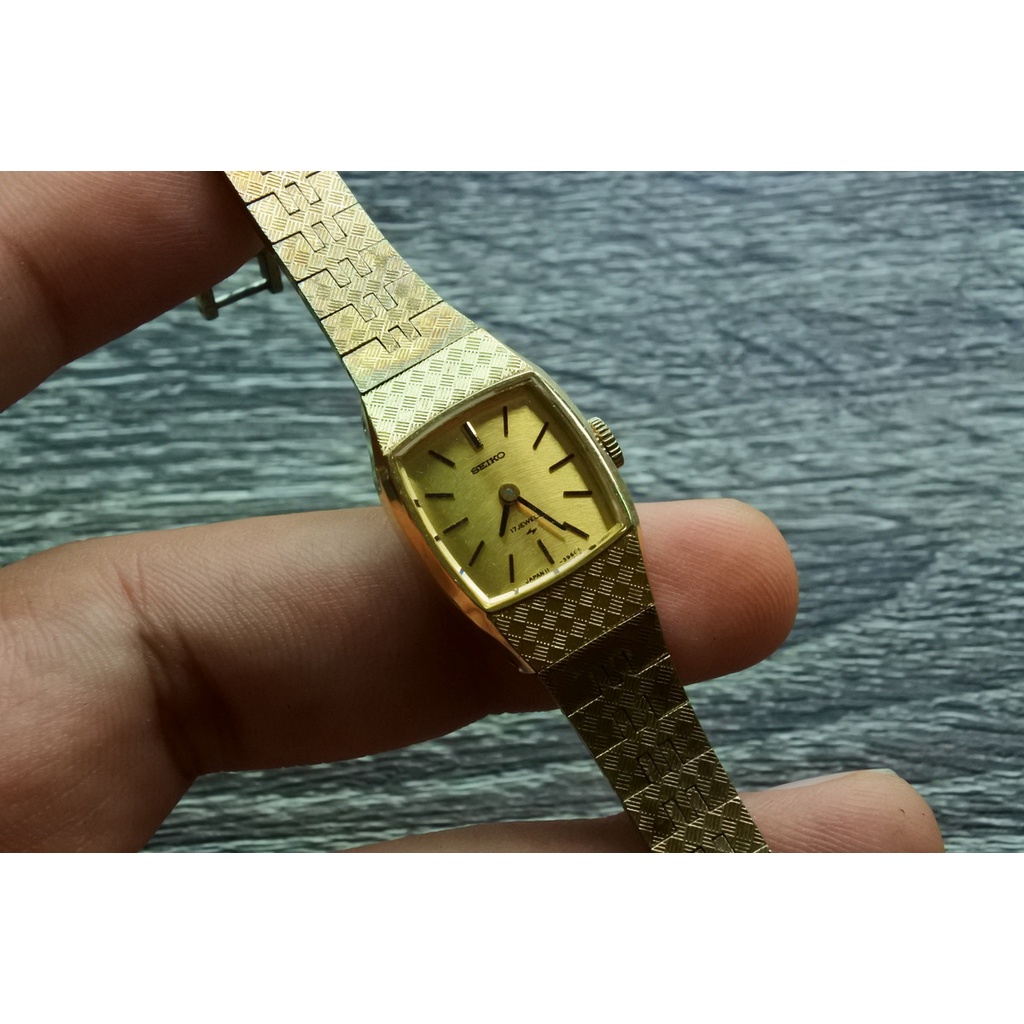 นาฬิกา Vintage มือสองญี่ปุ่น SEIKO ชุบทอง ระบบ ไขลาน ผู้หญิง ทรงสี่เหลี่ยม กรอบทอง หน้าทอง หน้าปัด 43mm