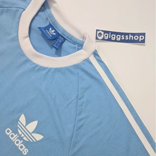 Adidas เสื้อยืด ลาย RETRO CALIFORNIA สีฟ้าอ่อน