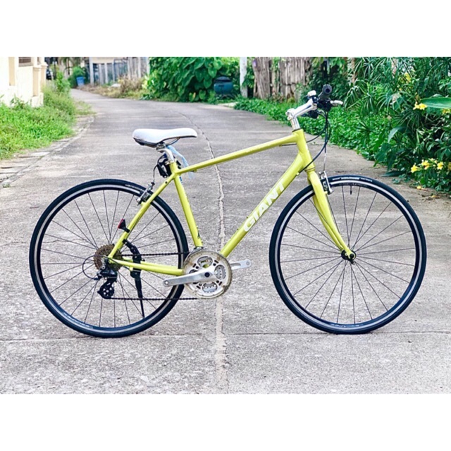 จักรยานไฮบริด เก่าญี่ปุ่น ยี่ห้อ Giant escape R3 แท้ สีเหลืองสวยๆ เฟรมอะลู เบาะขาว สภาพรถแสดงตามรูป