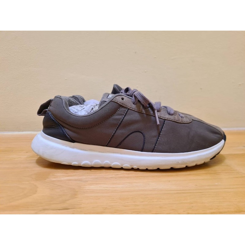 รองเท้าผ้าใบสภาพดี ยี่ห้อ Camper มือสอง