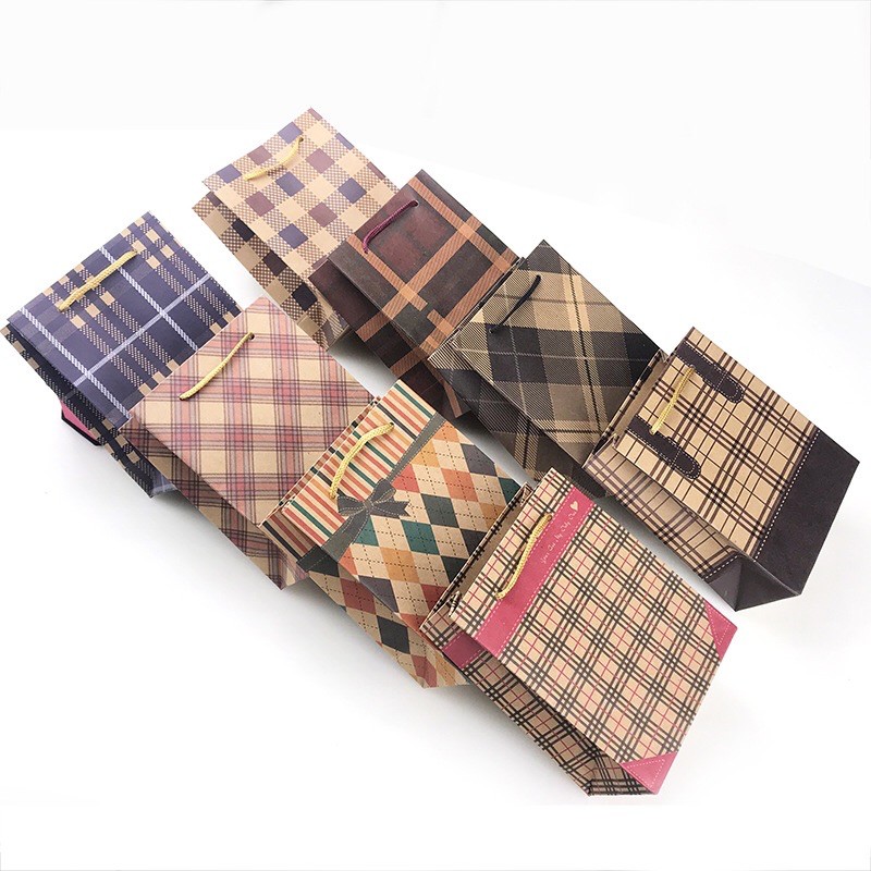 PRINTED KRAFT PAPER BAG สําหรับเป็นของขวัญ (สุ่มลาย) - Balano