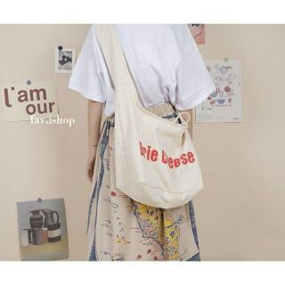 พร้อมส่ง!!!!!!!!
กระเป๋าสะพายสกรีนลาย Brie Cheese bag