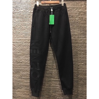 KENZO PARIS ICONIC LOGO PRINT SPORT COTTON JOGGER PANTS IN BLACK กางเกงขายาวเอวยางยืด แบรนด์เคนโซ่ สกรีนตัวหนังสือโลโก้