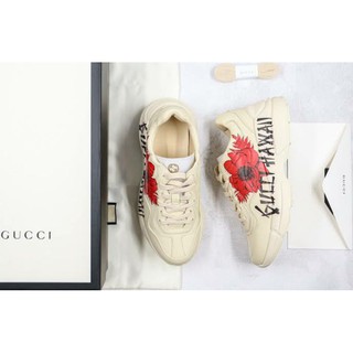 🤓Gucci Womens Gucci Hawaii print Rhyton sneaker 🎠Shop 33,000 เลยนะฮับ