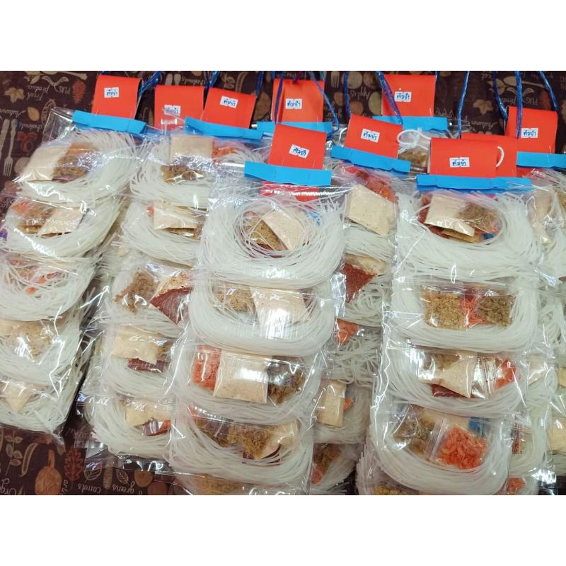 ก๋วยเตี๋ยวพวง  ครบเครื่องพร้อมทาน  1พวงมี 5 ห่อ