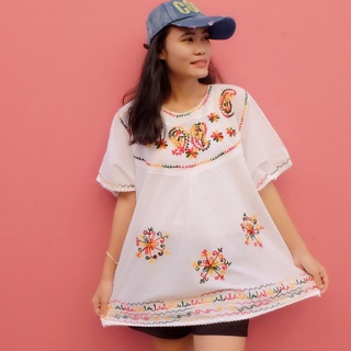 เสื้อคอตอน ขาวปักไหม แขนสั้น มี เชือกผูกหลัง ทรงใหญ่ใส่สบาย อก 46” ยาว 30” นำเข้าจากอินเดีย ปักมือ