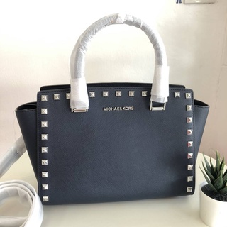 (ส่งฟรี) Michael Kors Selma Stud Medium TZ Saffiano Leather Satchel ⚜️ กระเป๋าถือ มาพร้อมสายยาวสำหรับสะพาย สีกรมท่า