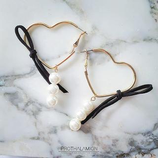 Korea Cute Black Ribbon Pearl Heart Gold Earrings : ต่างหู ตุ้มหู ต่างหูห่วง สีทอง หัวใจ ประดับ โบว์ ดำ มุก น่ารัก