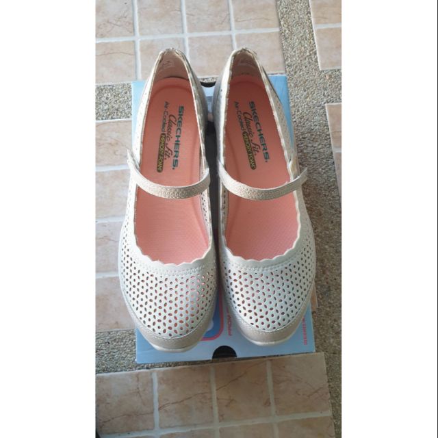 skechers be light eyes on me