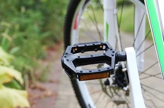 Bike Pedals 1 คู่อะลูมิเนียมอัลลอยด์แบบพับได้คันเหยียบจักรยานกลางแจ้งขี่จักรยา แป้นเหยียบพลาสติก
