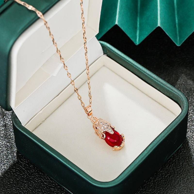 สร้อยคอไทเทเนียม จี้รูปเหรียญนําโชค ประดับเพทาย สีแดง สีโรสโกลด์ 18K สําหรับผู้หญิง - รูปที่ 2