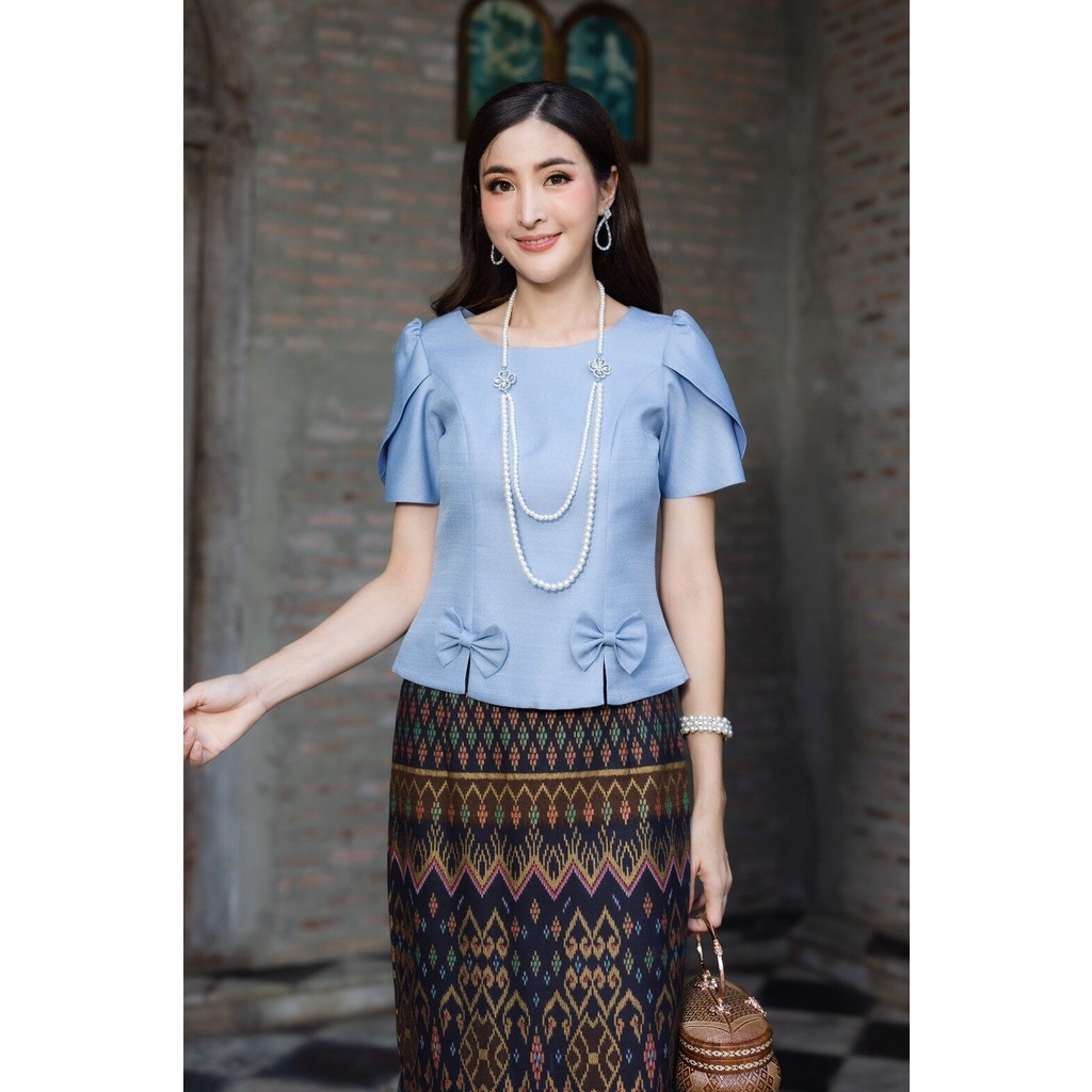 เสื้อผ้าไหมคอกลม ดีไซน์เก๋ๆ แขนกลีบบัวต้น งานสวยหรู ชุดไทย เสื้อผ้าไทยผู้หญิง  by sunsmile RGBU