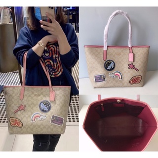 Coach C3724 Disney City Tote ในผ้าใบลายเซ็นพร้อม Patches Women Shoulder Zip Bag