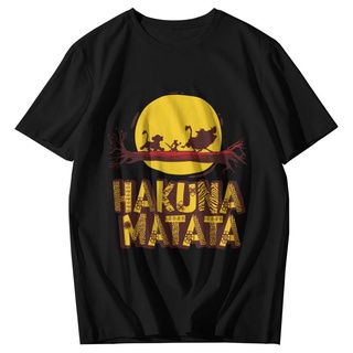 เสื้อยืดแขนสั้น ผ้าฝ้าย 100% พิมพ์ลายการ์ตูน The Lion King Hakuna Matata สําหรับผู้ชายS-5XL