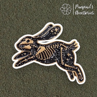 ʕ •ᴥ•ʔ ✿ พร้อมส่ง : เข็มกลัดโครงกระดูกกระต่ายสีดำทอง | Black - Gold Rabbit Skeleton Enamel Brooch Pin.