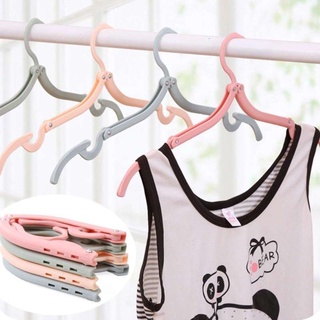 ไม้แขวนเสื้อ ไม้แขวนพับได้ 3 ตอน พับได้ถึง 3 ระดับ แขวนได้ทั้งเสื้อผ้าเด็กและผู้ใหญ่ (คละสี)