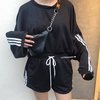 ชุดเซ็ดเสื้อคอกลมทรงใหญ่+กางเกงขาสั้นแต่งแถบ