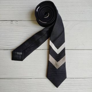 เนคไทลายสามเหลี่ยม (Necktie)​