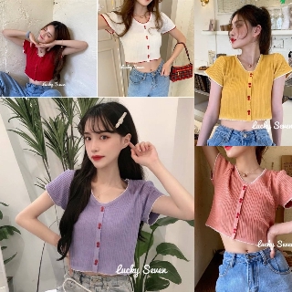 ท็อปครอปคอกลมแต่งแถบตัดสี เนื้อไหมพรมเนื้อแน่น งานพรีเมี่ยมเวอร์ ตัวเสื้อแต่งกระดุมคู่ ดีเทลน่ารักๆ เสื้อไหมพรม