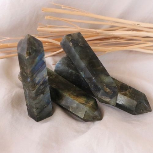 Labradorite Point Crystal / ลาบราโดไรต์