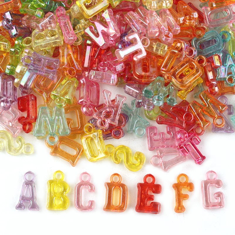 จี้สร้อยข้อมือลูกปัดตัวอักษรภาษาอังกฤษพลาสติก Diy 100 ชิ้น / แพ็ค