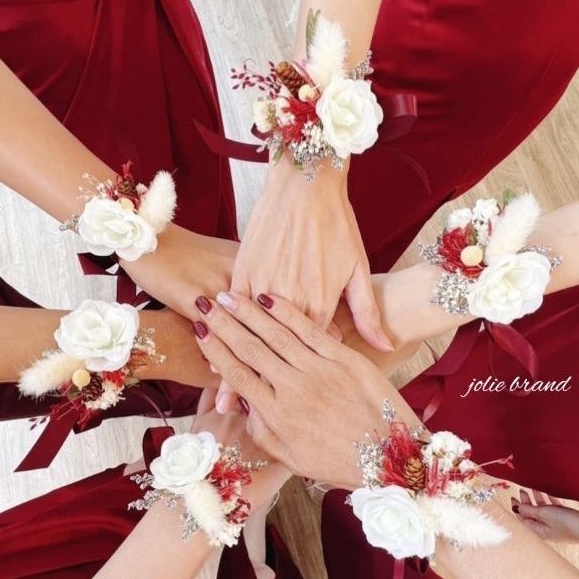 ข้อมือดอกไม้เพื่อนเจ้าสาว โทนแดงไวน์ ริบบิ้นผูกข้อมือ เพื่อนเจ้าสาว ข้อมือดอกไม้ bridesmaid ดอกไม้แห้ง