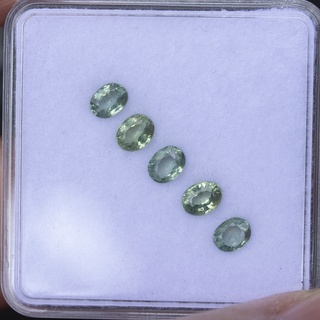 พลอยเขียวส่องจันทบุรี สีเขียว((Green Sapphire) พลอยมีไฟ สะอาดไม่มีตำหนิ น้ำหนัก 2.05 กะรัต พลอยแท้ บ่อบางกะจะ จ.จันทบุรี