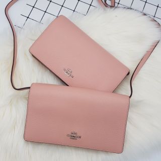 COACH กระเป๋าสะพายสีชมพู