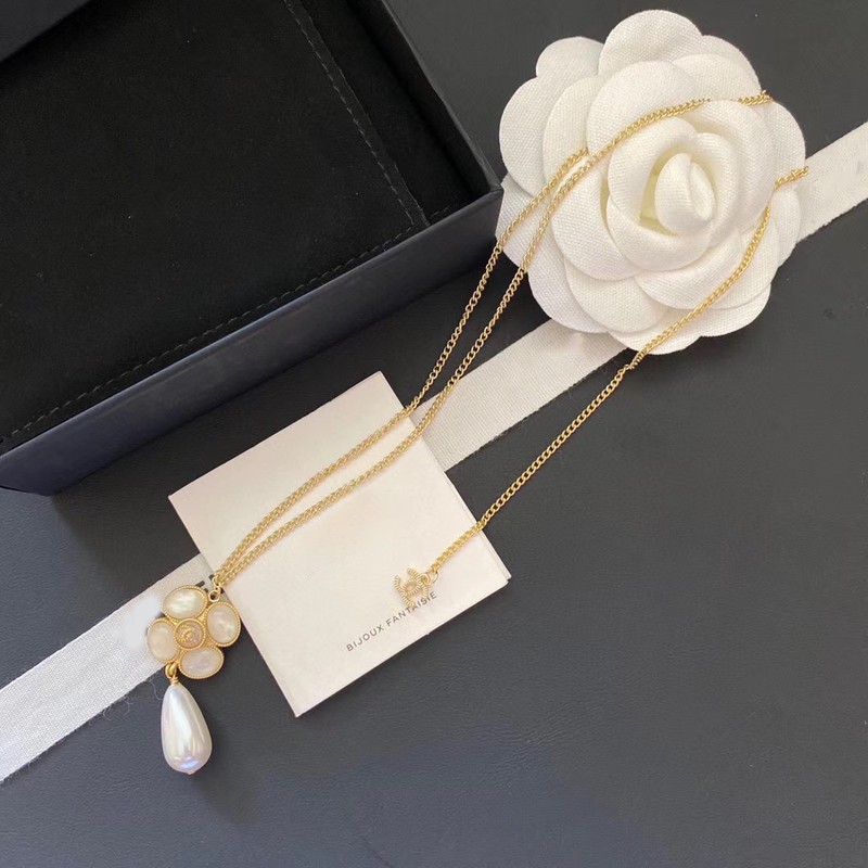 สร้อยคอ จี้ดอกคามิลเลียมุกสีขาว พร้อมถุงซิปแบรนด์ งาน Hi-End (B21)