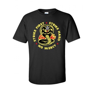 ใหม่ เสื้อยืดผ้าฝ้าย 100% พิมพ์ลายกราฟฟิค Cobra Kai No Mercy Karate สไตล์เรโทร ของขวัญวันหยุด สําหรับผู้ชาย 2022สามารถปร