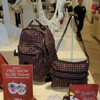 เข้าเพิ่มเเล้วค่ะ! รุ่นหายาก! KIPLING DISNEY’S SNOW WHITE PRINTED TRAVEL BACKPACK รุ่นนี้ใบใหญ่จุใจจากคอลเลคชั่น