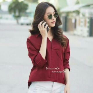 เสื้อเชิ๊ตคอวี หน้าสั้นหลังยาวทรงโอเวอร์ไซส์ ดีเทลเก๋ ติดกระดุมหลัง