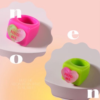 แหวนหัวใจเรซิ่นนีออน Hug me pink and green resin ring