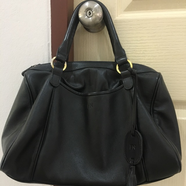 กระเป๋าถือ FN ใส่ของได้มากมาย